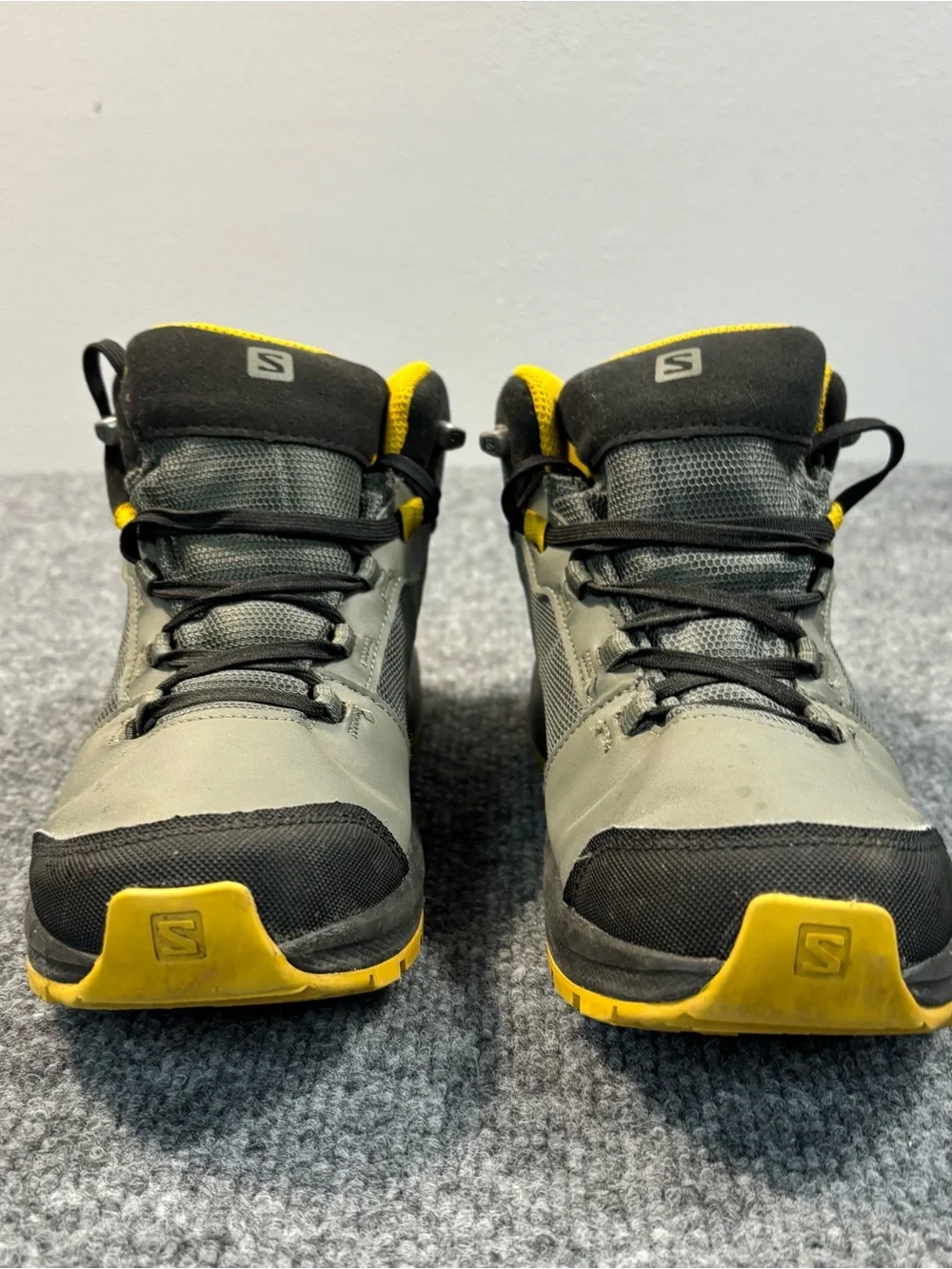 Salomon Outward CSWP Waterproof Hiking Boots Mens US 6 Gray Yellow Mid Trail